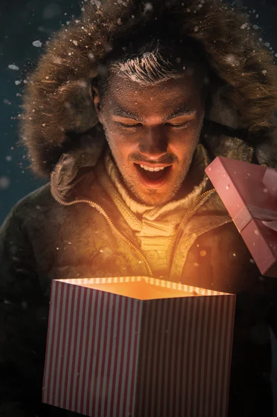 Hombre abriendo una caja de regalo — Foto de Stock