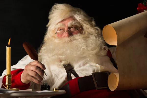 Santa Claus escribiendo para hacer una lista — Foto de Stock