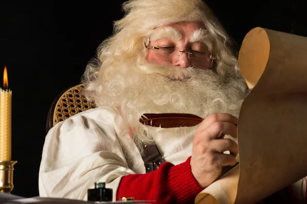 Santa claus schrijven om lijst te doen — Stockfoto