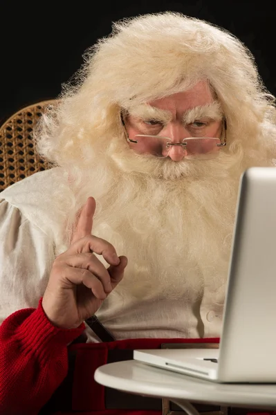圣诞老人在计算机上工作 — 图库照片