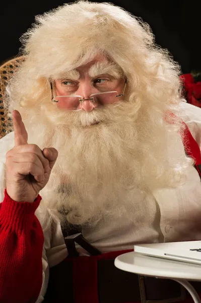 Papá Noel trabajando en la computadora — Foto de Stock