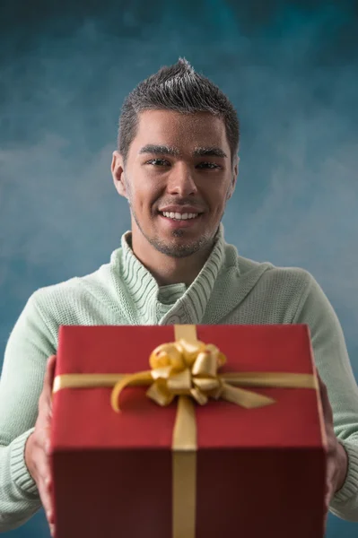 Le jeune homme porte beaucoup de cadeaux — Photo