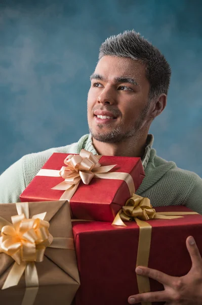 Joven lleva un montón de regalos —  Fotos de Stock