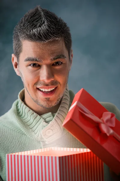 Hombre excitado abriendo caja de regalo grande —  Fotos de Stock