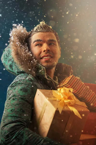 Homem carregando presentes de Natal — Fotografia de Stock
