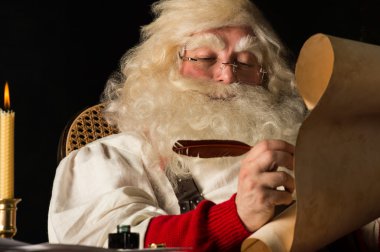 Noel Baba evde oturan ve Yapılacaklar listesi yazma