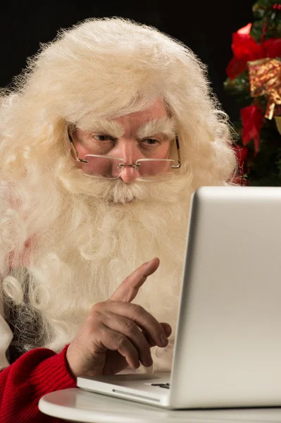 Papá Noel trabajando en la computadora — Foto de Stock