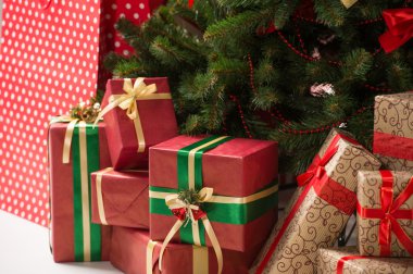 Hediye kutuları Noel ağacının altında