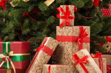 Hediye kutuları Noel ağacının altında