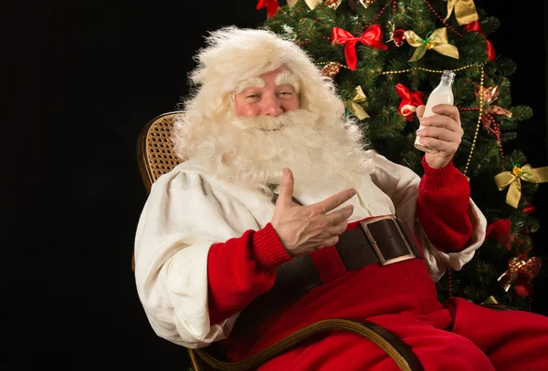 Santa claus konzumní mléko ze skleněné láhve — Stock fotografie