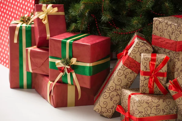 Cajas de regalo bajo árbol de Navidad — Foto de Stock