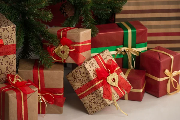 Árbol de Navidad y cajas de regalo —  Fotos de Stock