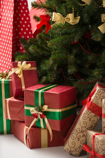 Árbol de Navidad y cajas de regalo — Foto de Stock