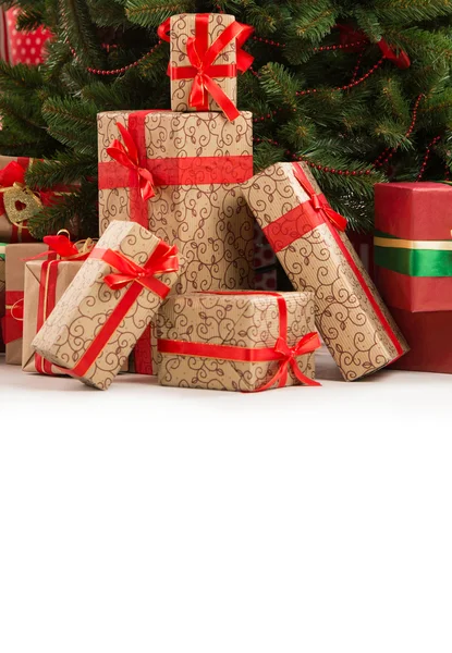 Árbol de Navidad y cajas de regalo — Foto de Stock