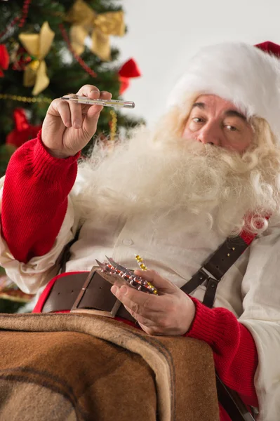 Asombroso Santa Claus midiendo su temperatura — Foto de Stock