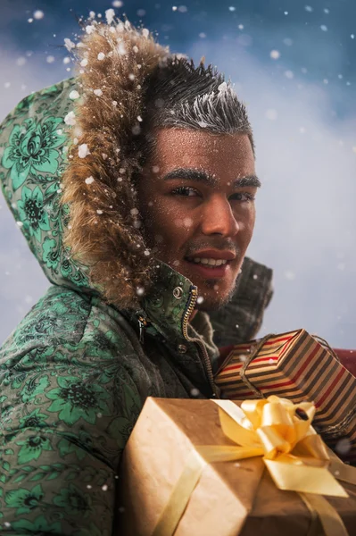 Man carrying christmas gifts — Stock Photo, Image