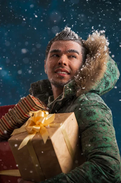 Noel hediyeleri taşıyan adam — Stok fotoğraf