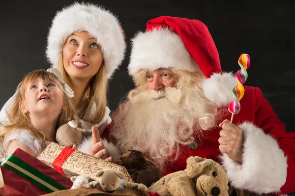Weihnachtsmann zu Hause bei Familie — Stockfoto