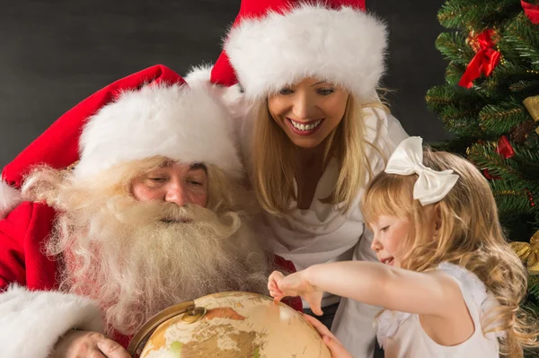 Weihnachtsmann zu Hause bei Familie — Stockfoto