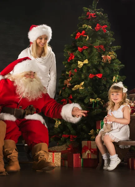 Foto de menina bonito e sua mãe e Papai Noel em casa — Fotografia de Stock