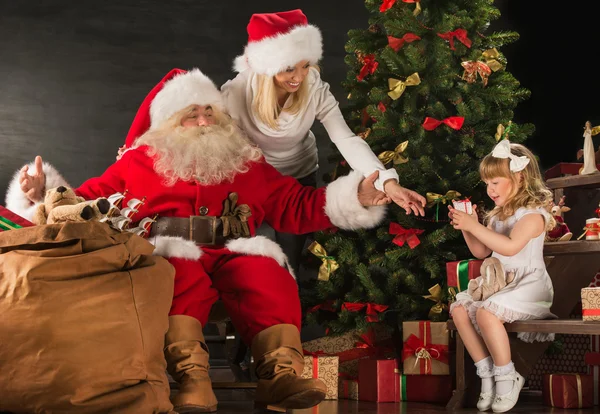 Foto av söt flicka och hennes mor och jultomten hemma — Stockfoto