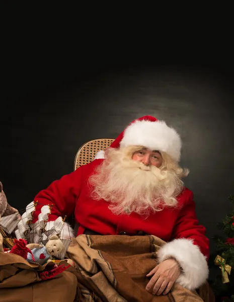 Jultomten med en stor säck full av julklappar — Stockfoto