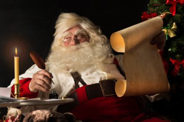 Noel Baba evde oturan ve bir mektup yazma