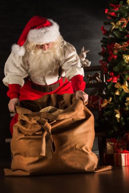 Noel Baba onun çuval ve çekici hediye açılış