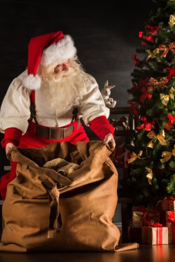 Noel Baba onun çuval ve çekici hediye açılış