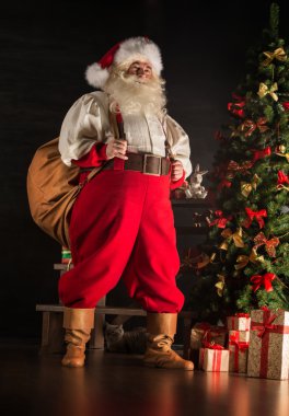gerçek Noel Baba hediye dolu büyük bir çanta taşıyor