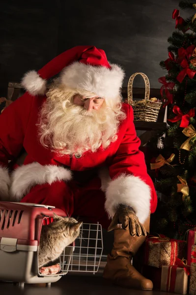 Noel Baba bir çocuk için en çok aranan bir hediye verme — Stok fotoğraf