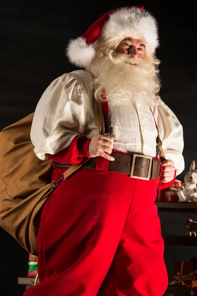 Echte santa claus grote draagtas vol geschenken — Stockfoto