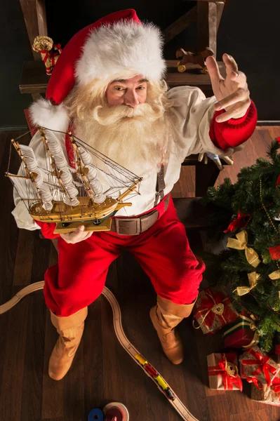 산타 클로스 집에서 크리스마스 트리 근처 새로운 장난감을가지고 노는 — 스톡 사진