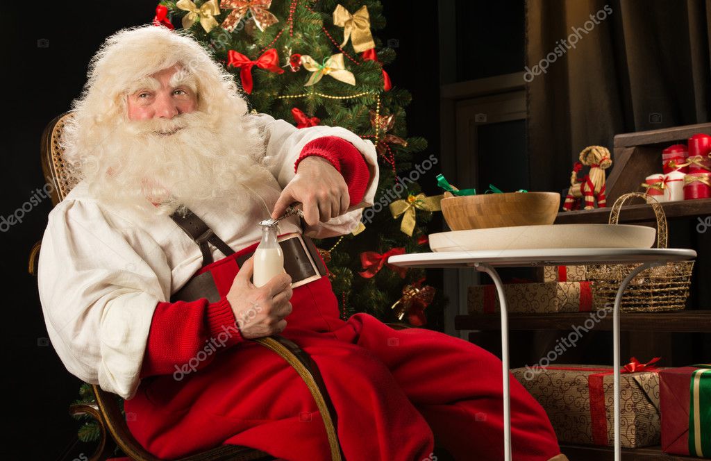 Imagenes De Santa Claus Tomando | santa claus comiendo galletas con leche fotos de stock Imagenes De Santa Claus Tomando | santa claus comiendo galletas con leche fotos de stock