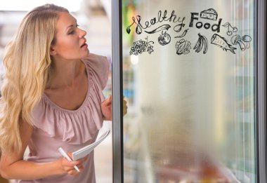 genç kadın sağlıklı gıda markette alışveriş yaparken düşünme güzel