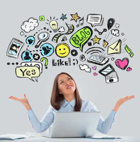 Concepto de vida en línea. Mujer de negocios mirando hacia arriba mientras trabaja en la oficina utilizando el ordenador portátil . — Foto de Stock