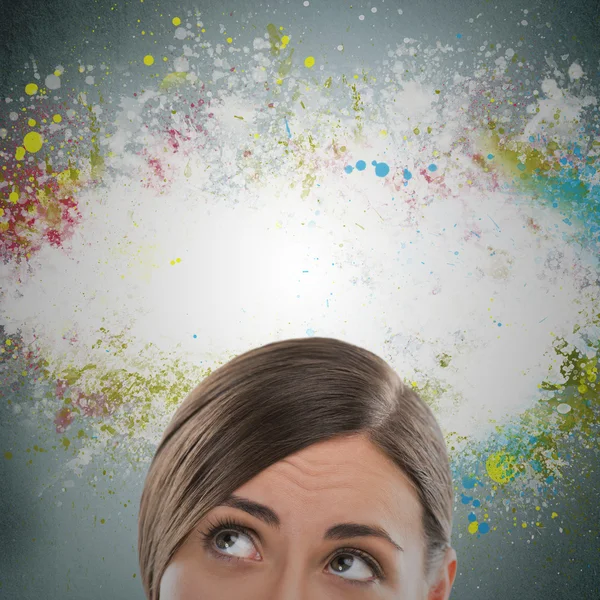 Pensamiento colorido. Mujer contra fondo gris y salpicaduras de colores con copyspace — Foto de Stock