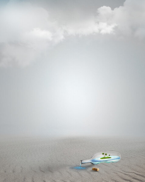 Красивый остров и вода в бутылке
