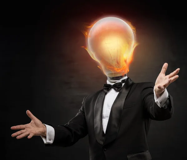 Бизнесмен с горящей головой лампы — стоковое фото
