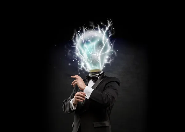 Ideia conceito, cabeça de lâmpada empresário cheio de energia para criar e trabalhar — Fotografia de Stock