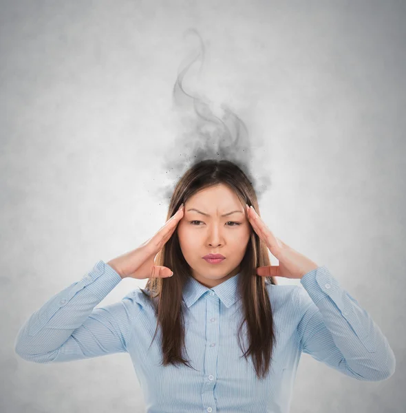 Concept van stress met zakenvrouw met dampend hoofd — Stockfoto