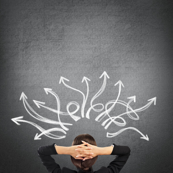 Бизнесвумен и скрученные стрелы
