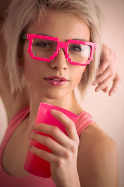 Ragazza bionda con tazza di plastica — Foto Stock