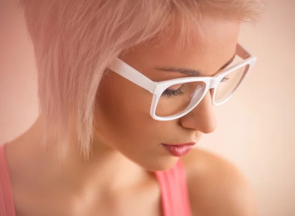Szőke lány a szemüveges — Stock Fotó