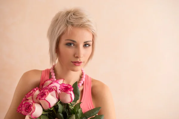 Vrouw met boeket van roze rozen — Stockfoto