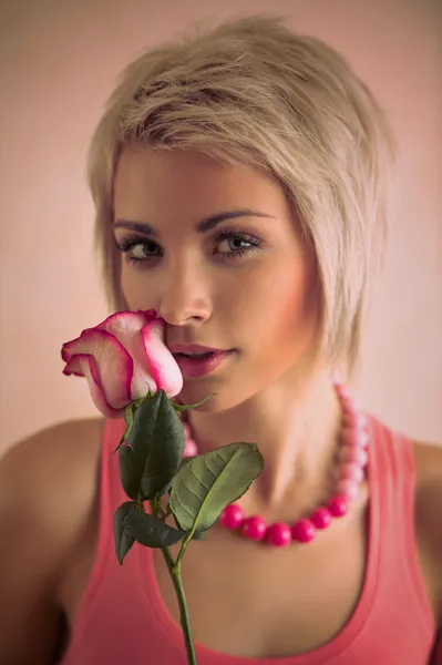 Frau mit einem Strauß rosa Rosen — Stockfoto