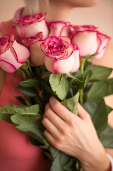 Vrouw met boeket van roze rozen — Stockfoto