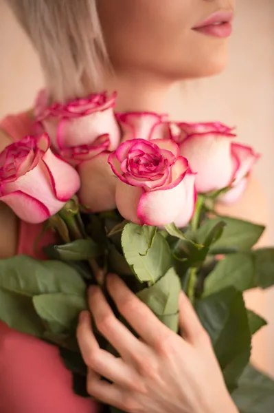 Woman with bouquet of pink roses — Stock Photo, Image