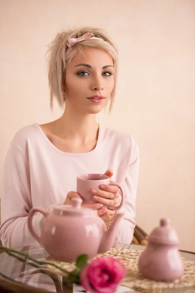 Mujer tomando una fiesta de té —  Fotos de Stock