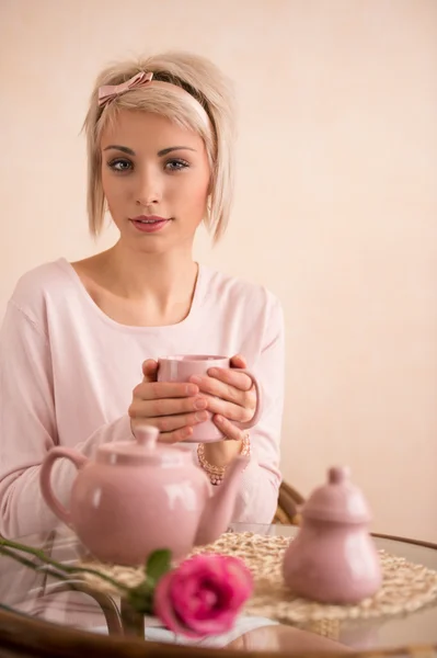 Женщина на чаепитии — стоковое фото